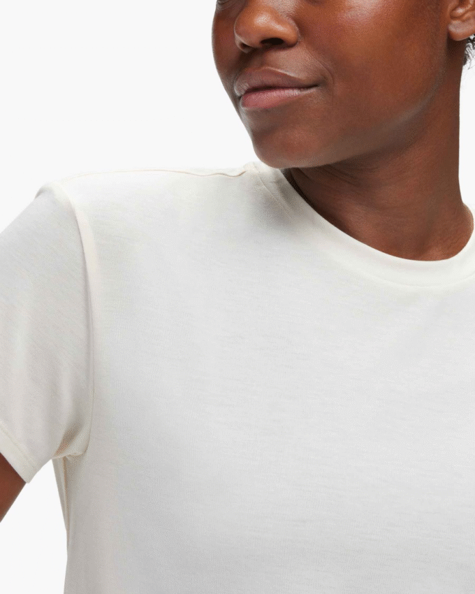 HOKA エッセンシャルTシャツ